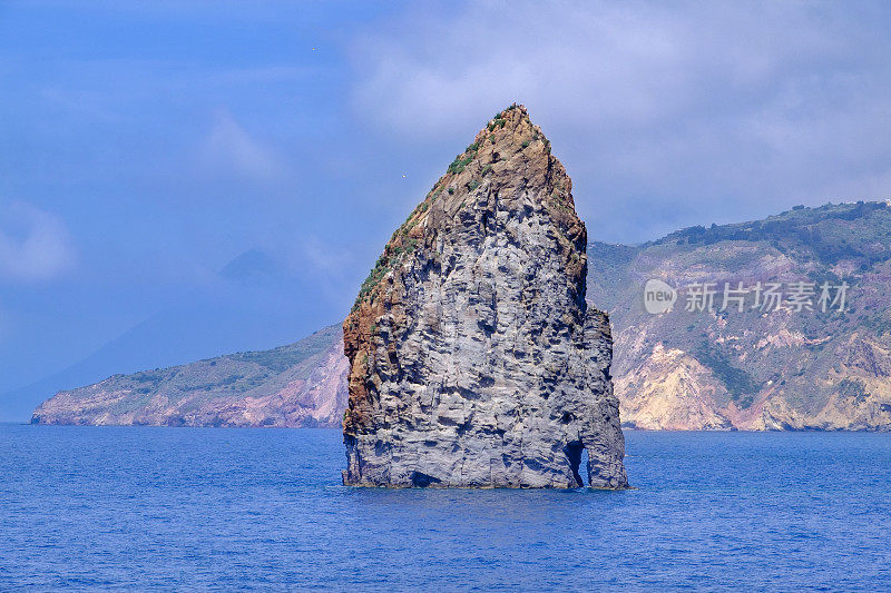 从海上看Lipari岛的火山岩构造，Aeolian群岛(意大利西西里岛)