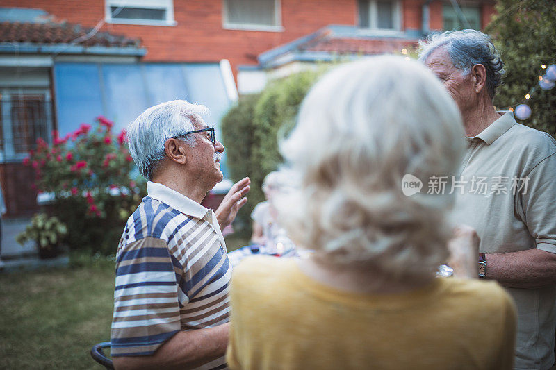 老年人，朋友，享受户外生日聚会