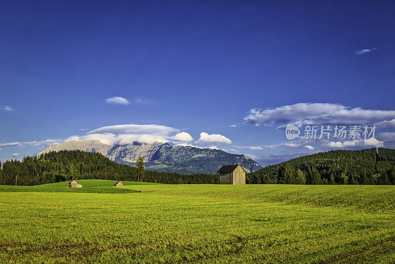 带绿色草甸的高山景观(HDRi)