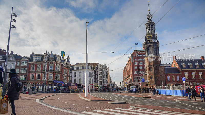 荷兰荷兰视图。街道和阿姆斯特丹运河，自行车和自行车，游艇，生活船。(ED)