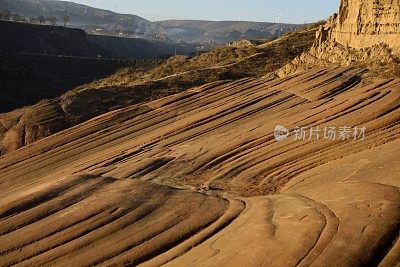 壮观如波涛般的丹霞地貌