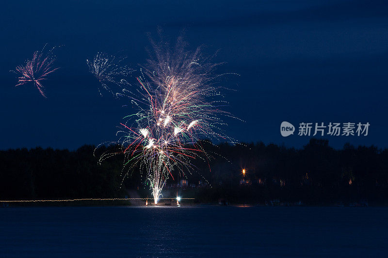 烟花在湖