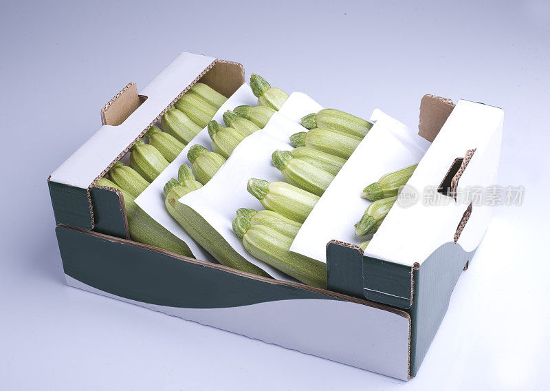 绿色南瓜包装在纸板箱-准备销售