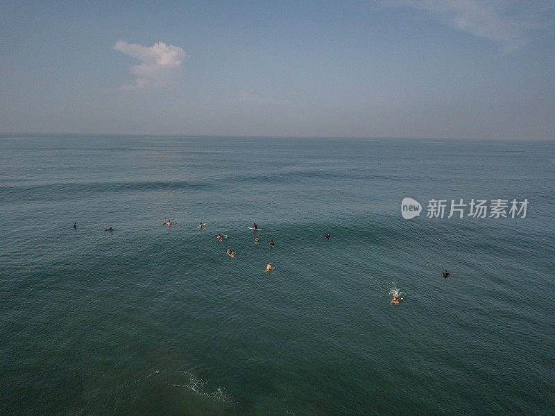 印度尼西亚巴厘岛海上冲浪者的无人机视角