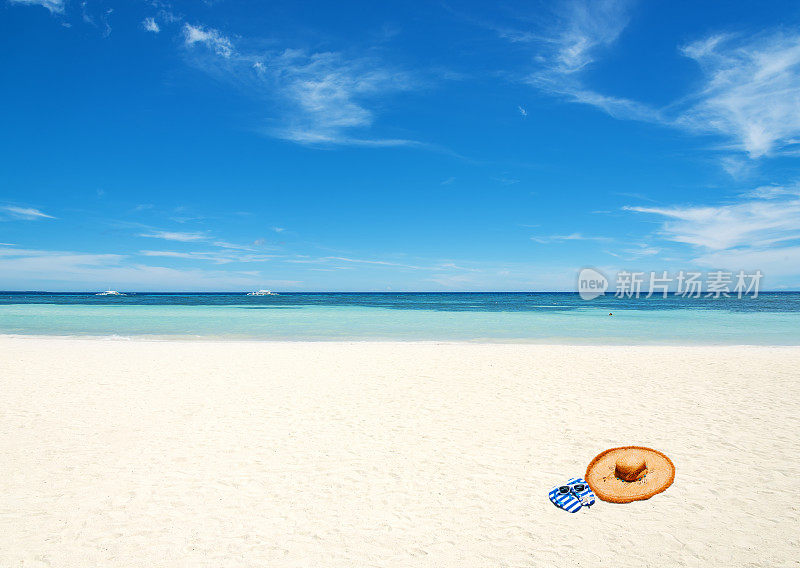 享受海滩假日和日光浴的概念
