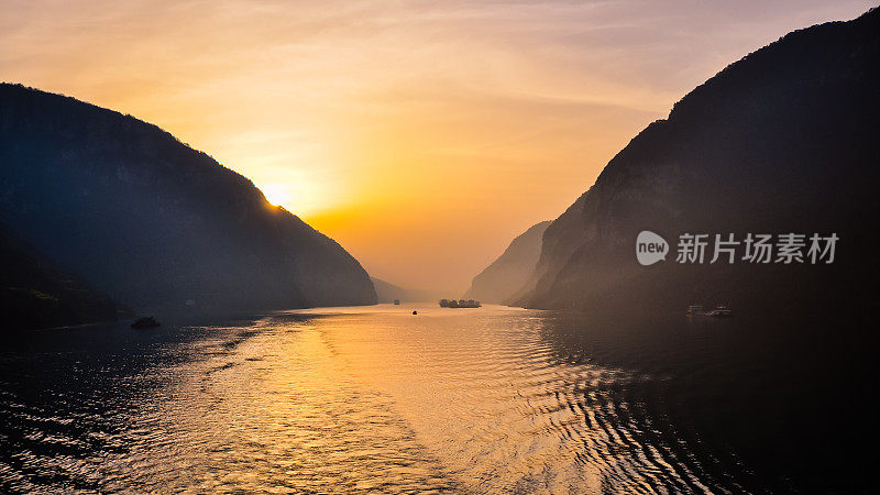 太阳升起在西陵峡和长江-宜昌，中国