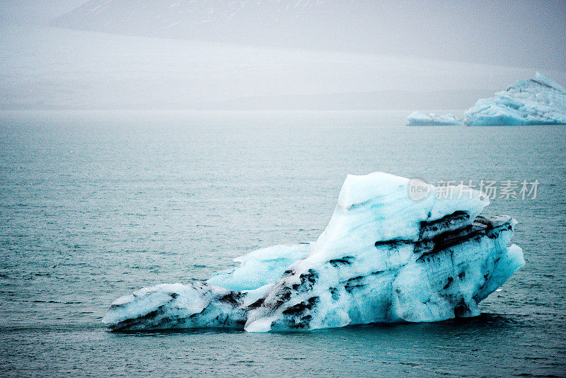 冰山漂浮在Jökulsárlón冰川泻湖冰岛在阴天