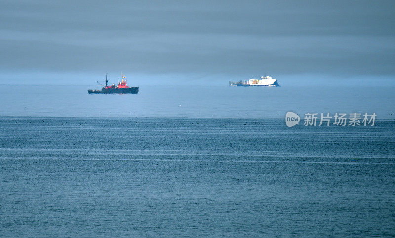 船，蓝色的海，热雾