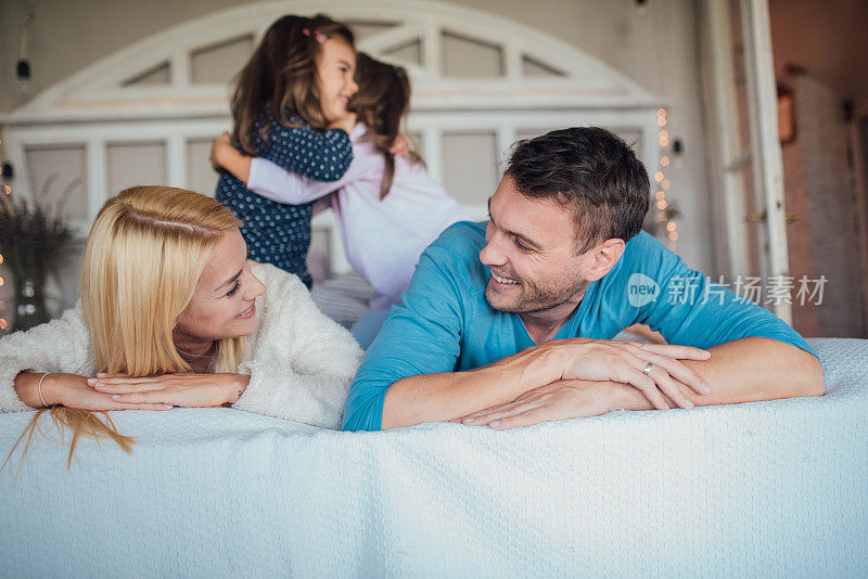 微笑的夫妇和年幼的女儿