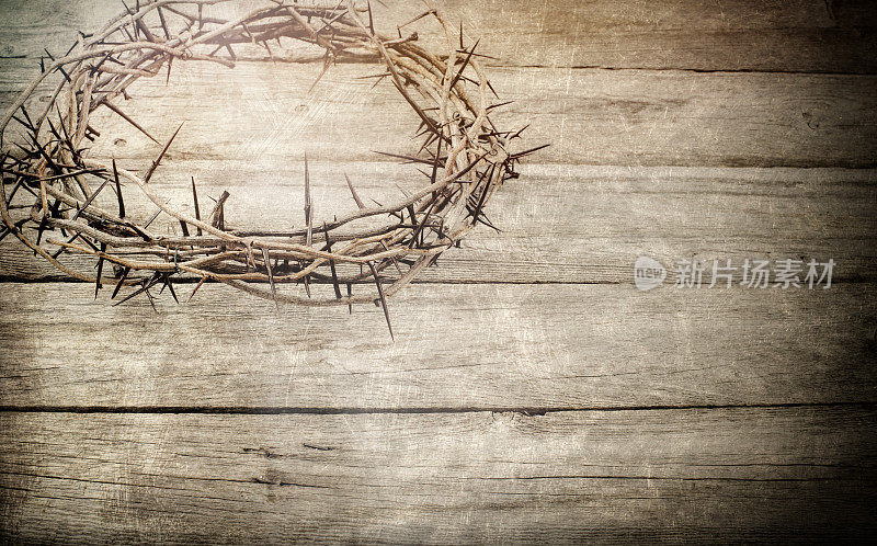 复活节荆棘王冠在一个古老的木材背景