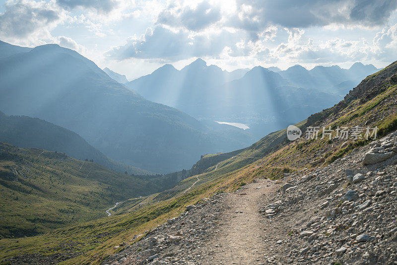 美丽的山区风景在瑞士阿尔卑斯山在格劳宾登广东