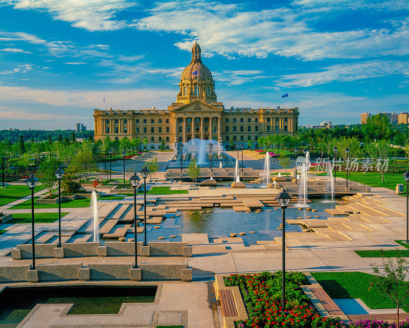 带有庭院和喷泉的议会大楼，埃德蒙顿，加拿大