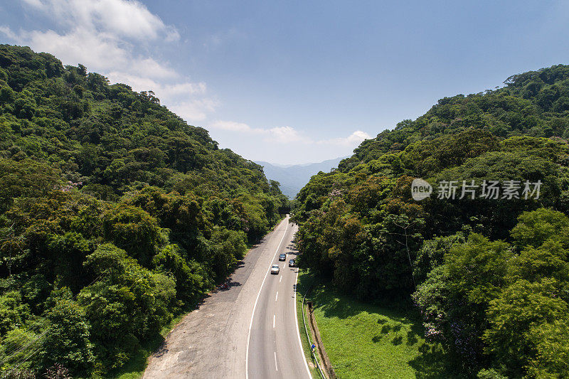 风景鸟瞰图-道路和森林-在巴西