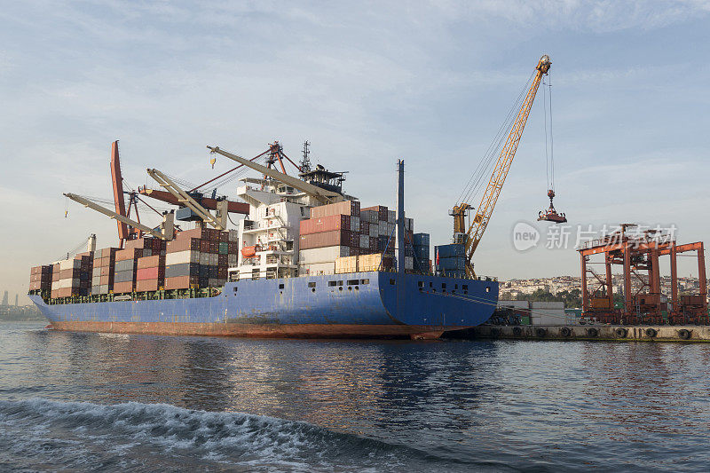 土耳其伊斯坦布尔海达尔帕萨港的集装箱和货船