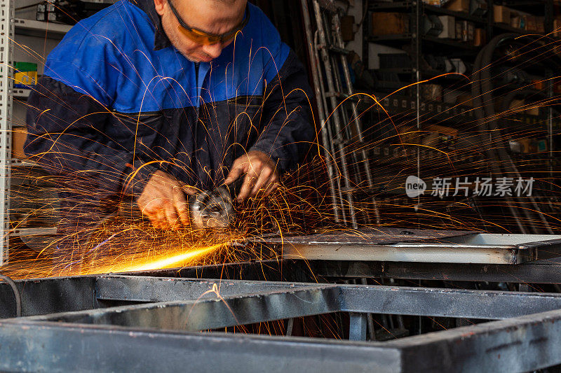 建筑业手工工人用圆锯切割铁器