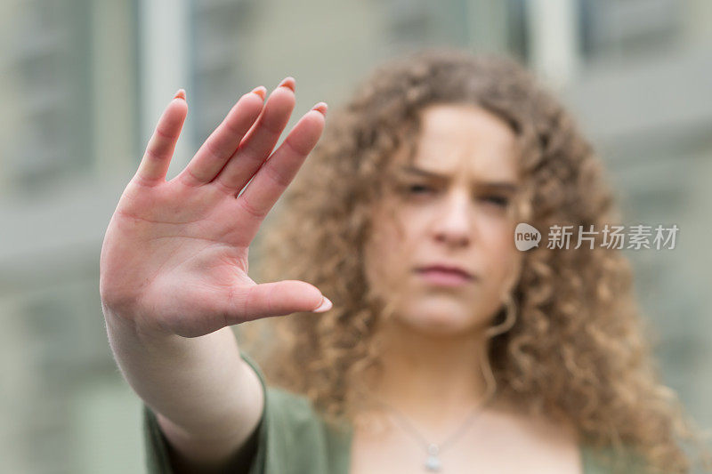 女人用手示意停车