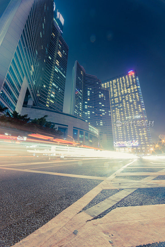 夜晚城市街道上繁忙的交通