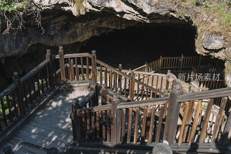 山洞里的木楼梯