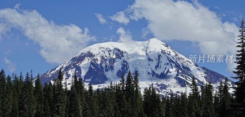 来自奥拉利湖的亚当斯山