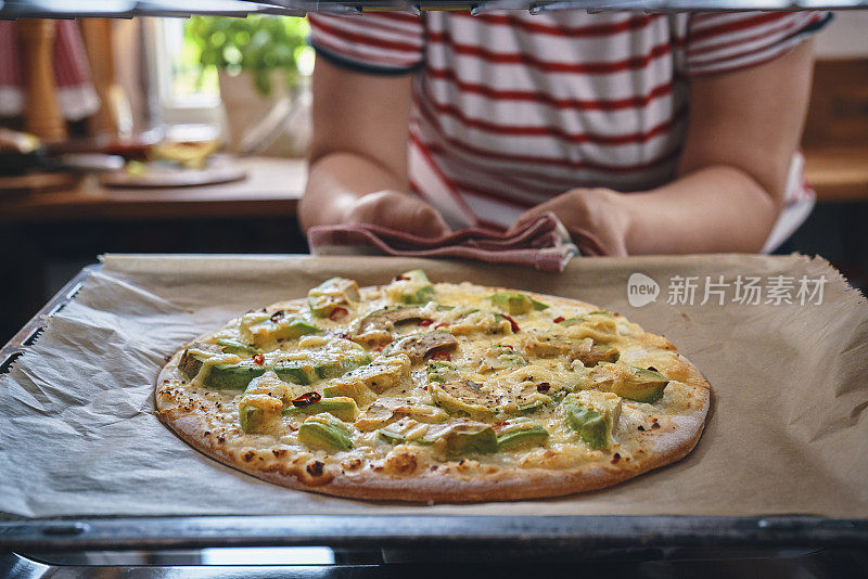 准备牛油果素食披萨配白干酪和辣椒