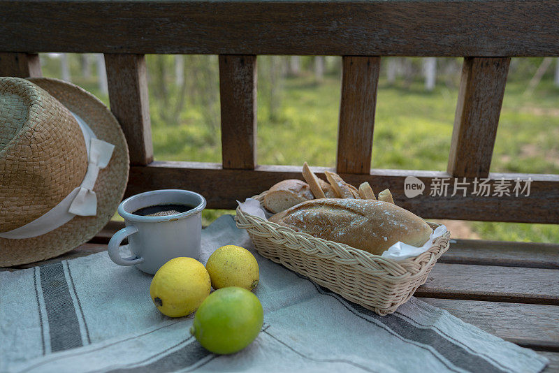 野餐:在公园长椅上吃面包喝咖啡