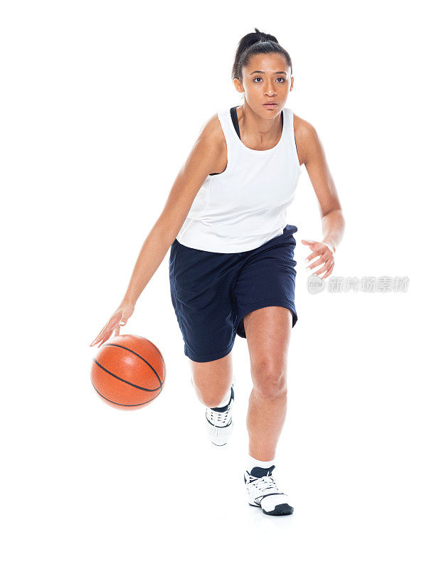 有吸引力的非洲裔美国女性打篮球