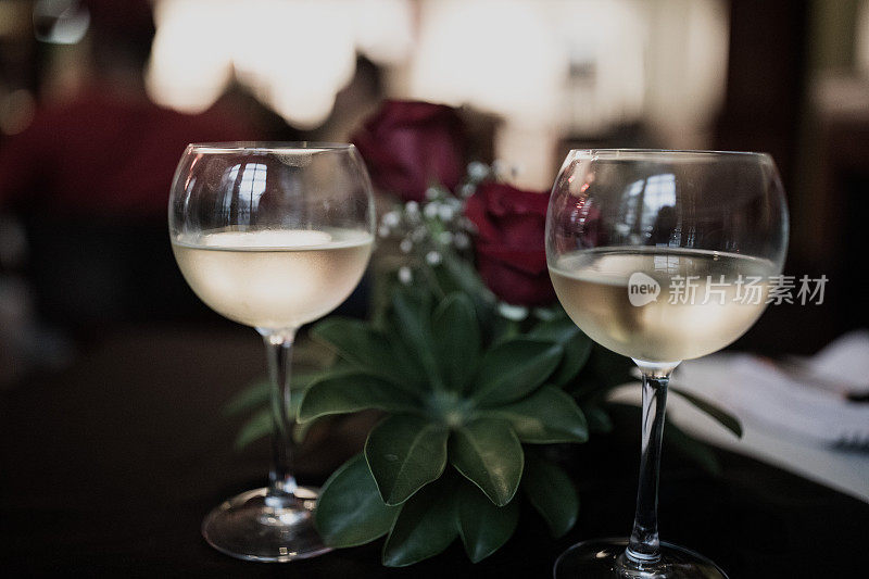 这是一张桌子上的两杯白葡萄酒的特写，摄于哈瓦那。