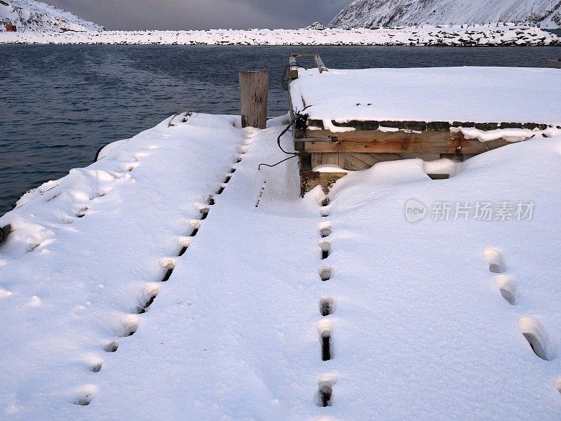 雪下的几何墩