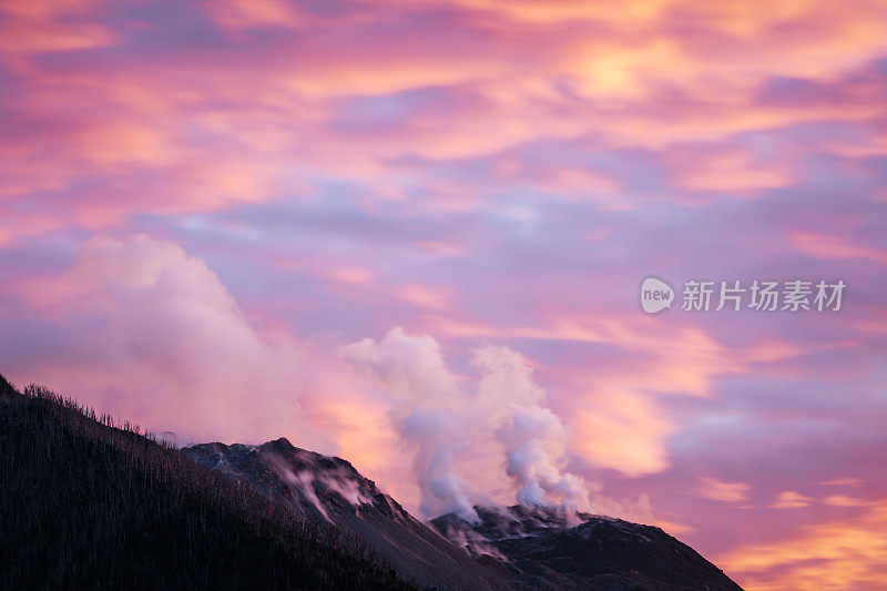 在帕克普马林Chaiten火山上粉红色的晚霞