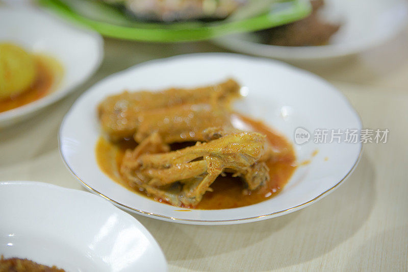 咖喱鸡，巴东纳西，巴东的传统食物，西苏门答腊岛，印度尼西亚