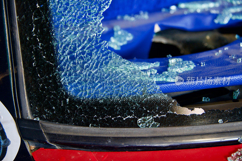 破坏公物时打碎的汽车玻璃