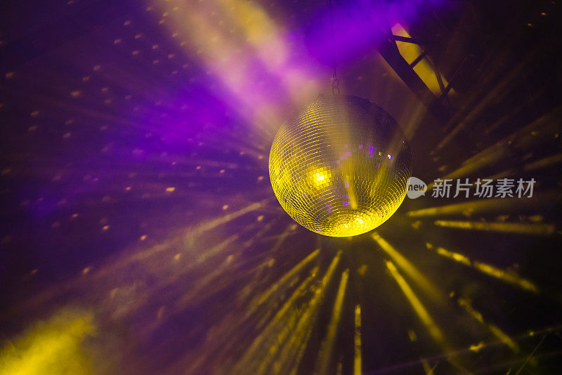 闪亮的迪斯科球与闪电效果在舞台上