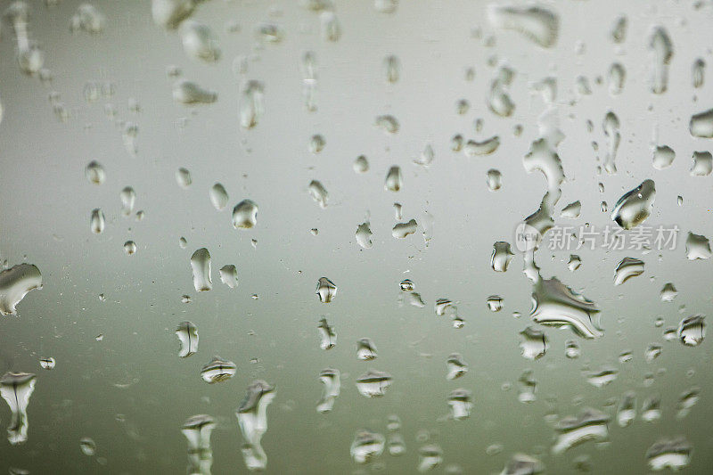 雨滴落在窗户上。