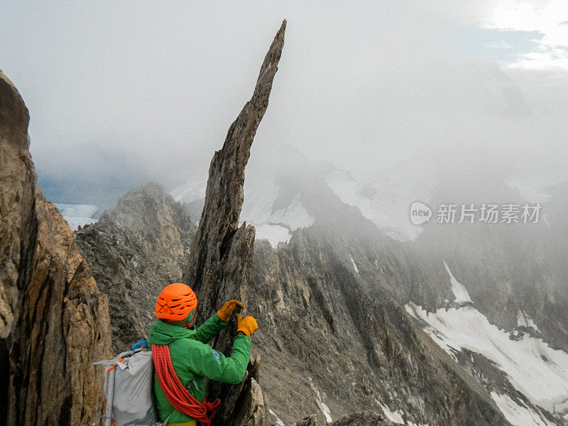 在积雪的斜坡上爬山。瑞士阿尔卑斯山。观点