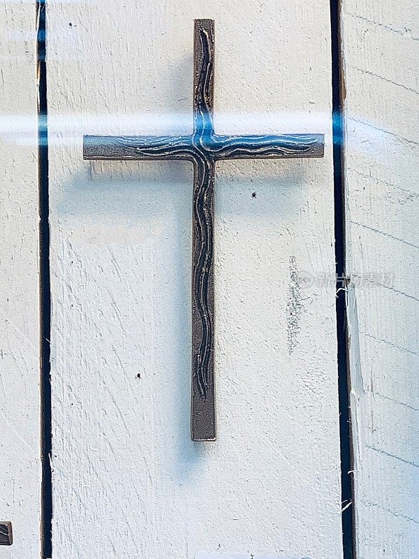 十字架上的白色木制背景