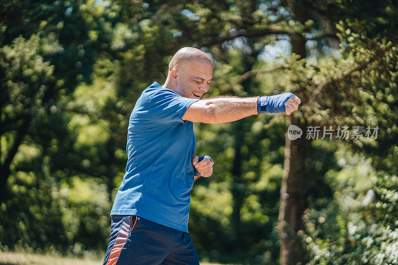 成熟的运动员在练习上勾拳