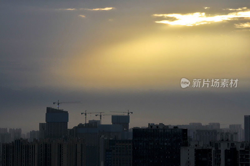 城市天际线在日出，成都，中国