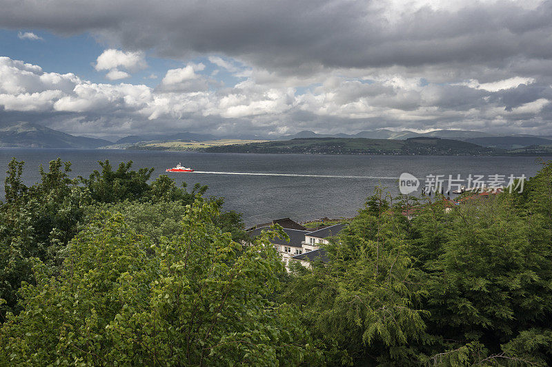 从城堡堡垒眺望海景