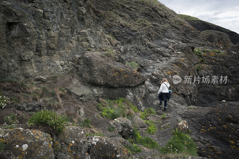 悬崖上的徒步者正在接近埃利链步道