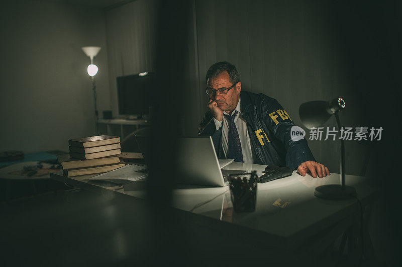 一位高级联邦调查局探员工作到深夜