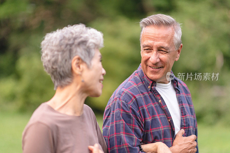 一对退休夫妇在森林里徒步旅行