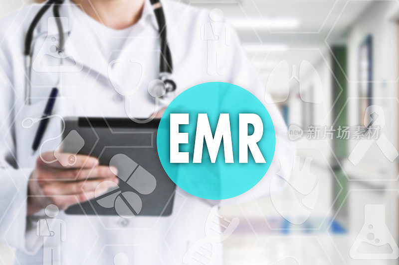 电子医疗记录。触摸屏上的EMR背景上的药品图标模糊了医生在医院。