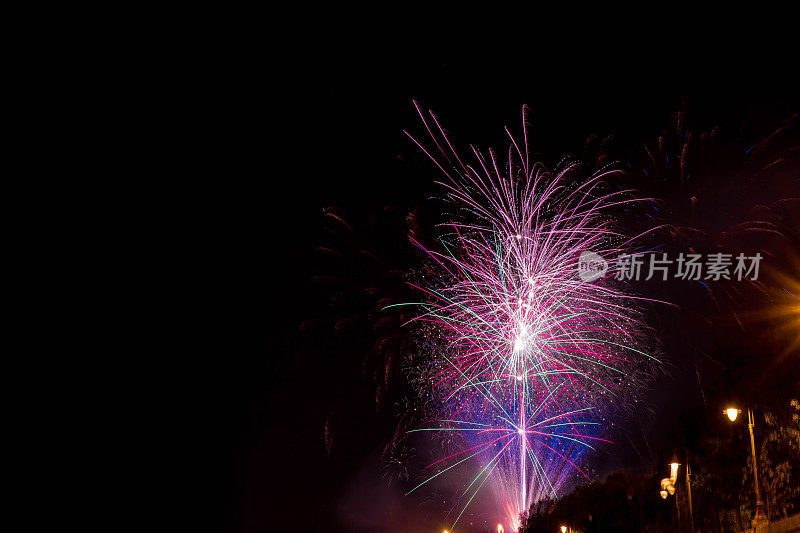 五颜六色的烟花在夜空中