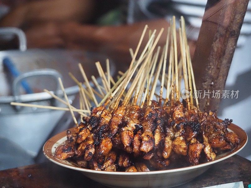 巴厘食品市场摊位上的鸡沙司棒