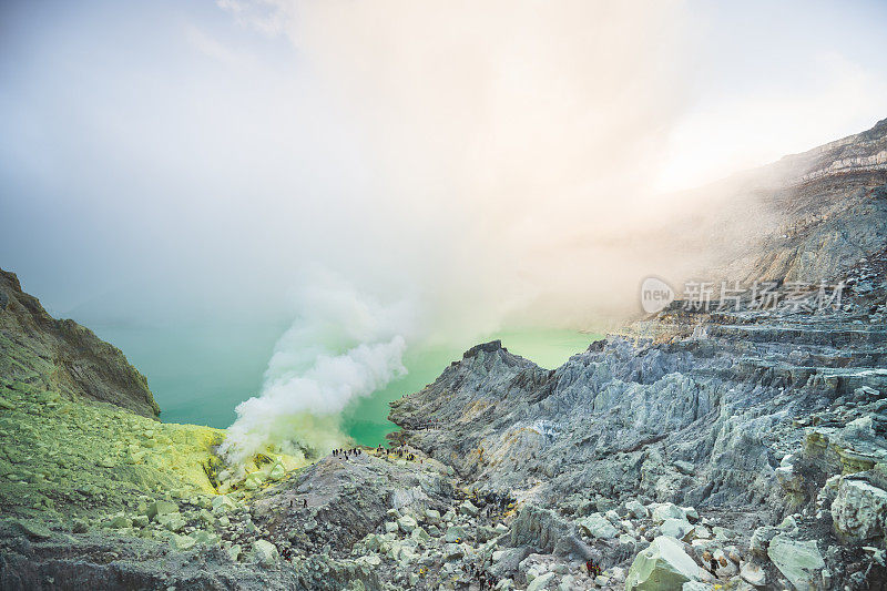 硫磺湖和冒烟的矿山山早上在卡瓦伊真火山印度尼西亚东爪哇