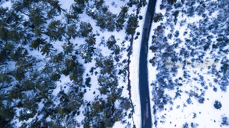 无人机拍摄的美丽雪山冬季弯弯曲曲的道路