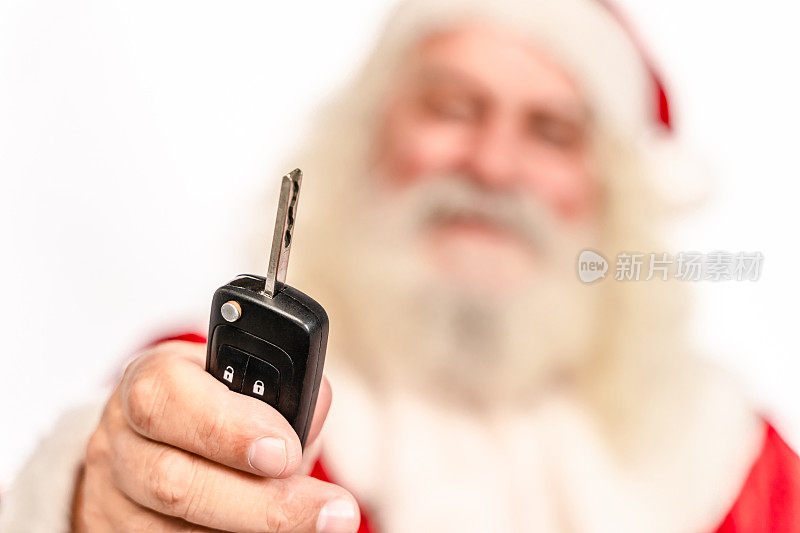 车钥匙和圣诞老人在后面