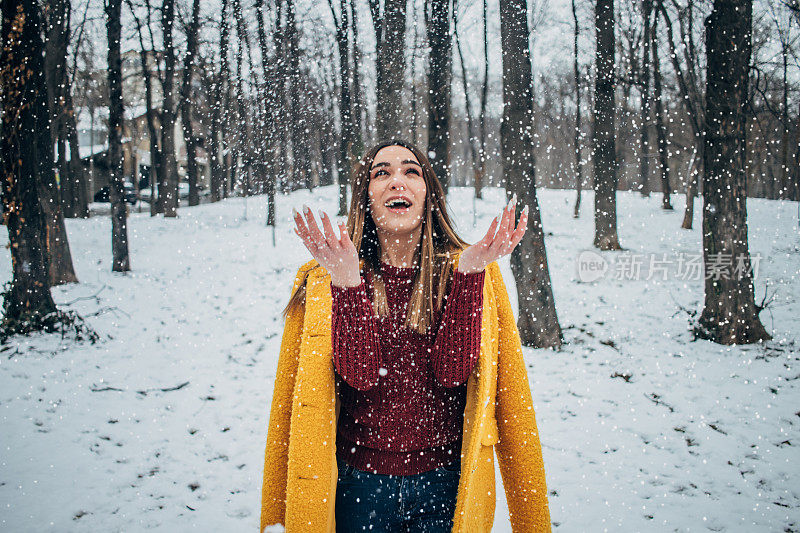 漂亮女人玩雪