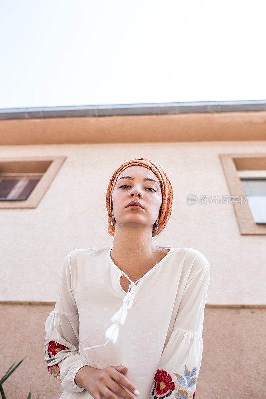 戴着头巾的漂亮女人