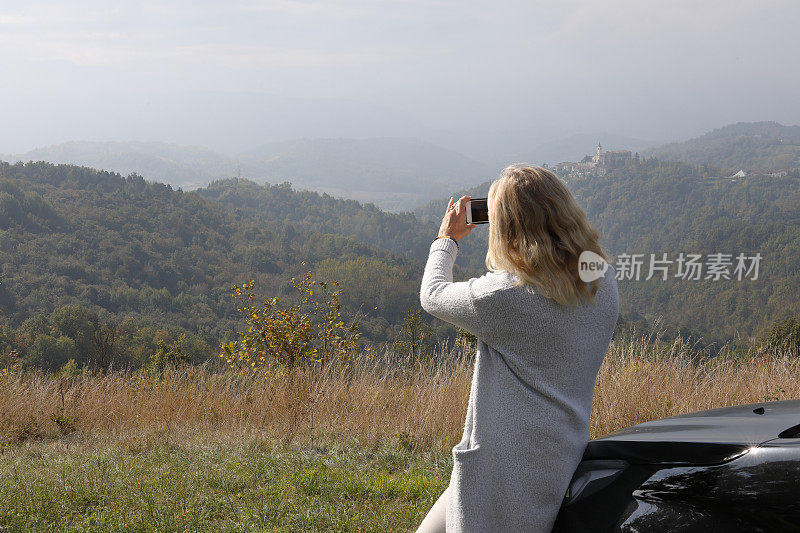 女人放松对汽车，而寻找方向的公路旅行